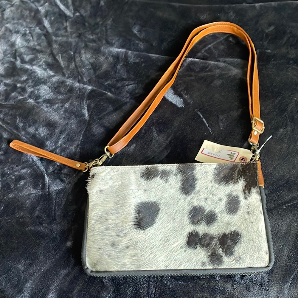 Stylish Cowhide Shoulder Bag with Tan Strap